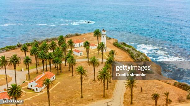 leuchtturm auf der klippe - rancho palos verdes stock-fotos und bilder