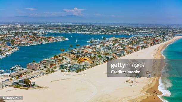 blick auf den strand von newport - newport beach stock-fotos und bilder