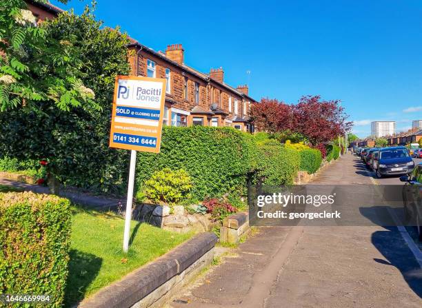 Real Estate sign on residential street 이미지 (1646669984) - 게티이미지뱅크