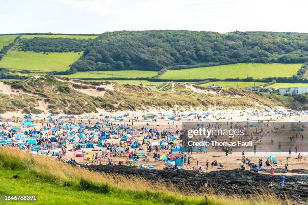 thousands of people on croyde beach in devon - croyde beach stock pictures, royalty-free photos & images