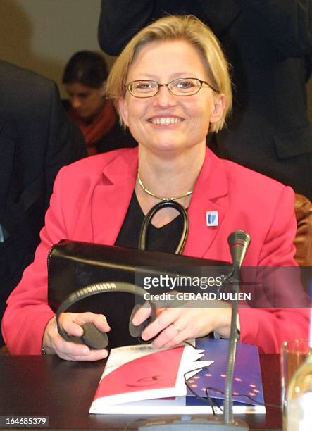Sweden's Foreign Minister Anna Lindh poses for photographers 15 November 2000 during the 4th edition of the Euromediterranean ministerial conference...