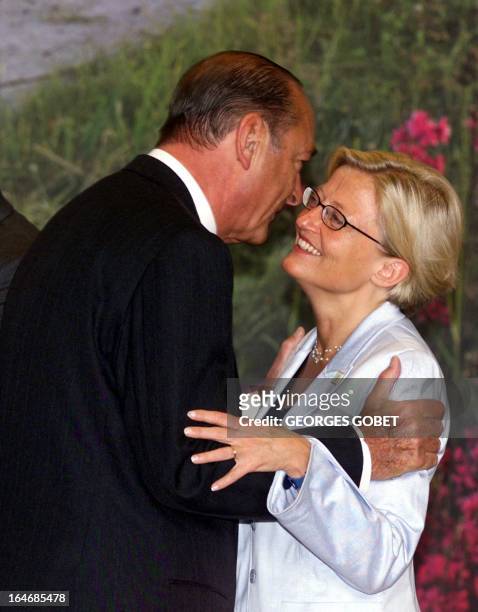 Le président Jacques Chirac embrasse Anna Lindh, ministre des Affaires Etrangères suédoise, à son arrivée, le 15 juin 2001, au centre de conférences...