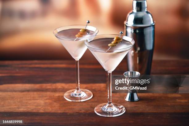 cocktail classique de martini sec dans un verre de martini - martini dry photos et images de collection