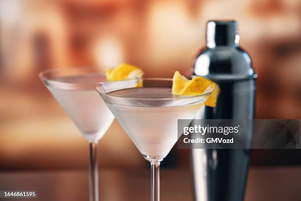 cocktail martini avec zeste de citron - martini dry photos et images de collection
