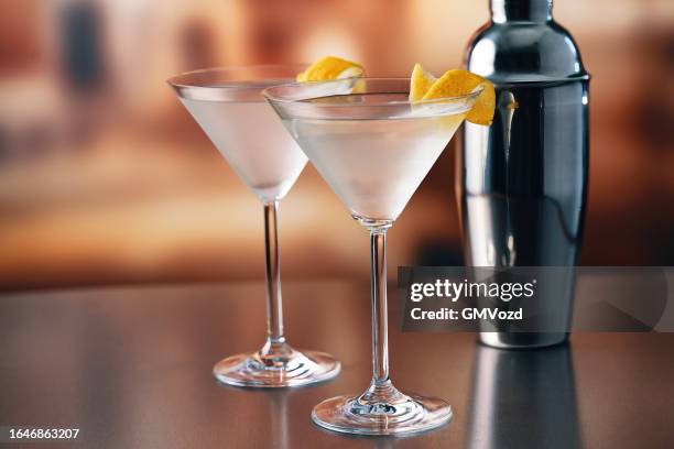 martini-cocktail mit zitronenschale - zitruszeste stock-fotos und bilder