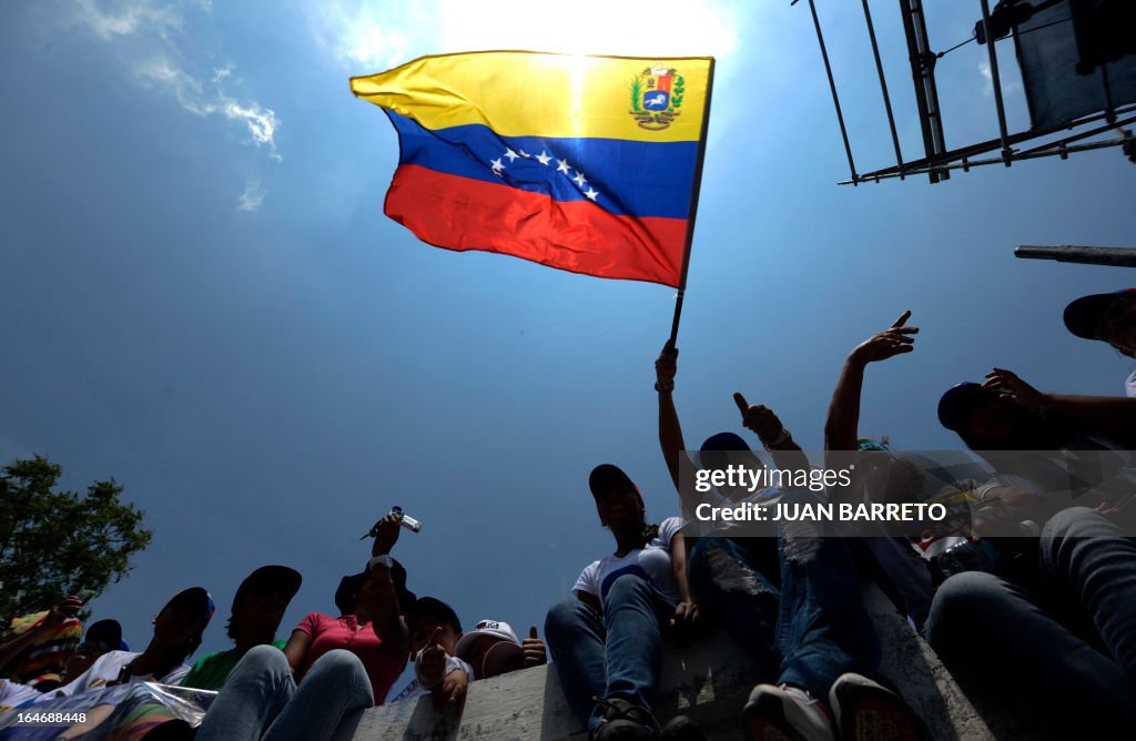 TOPSHOT-VENEZUELA-ELECTION-CAMPAIGN-CAPRILES RADONSKI