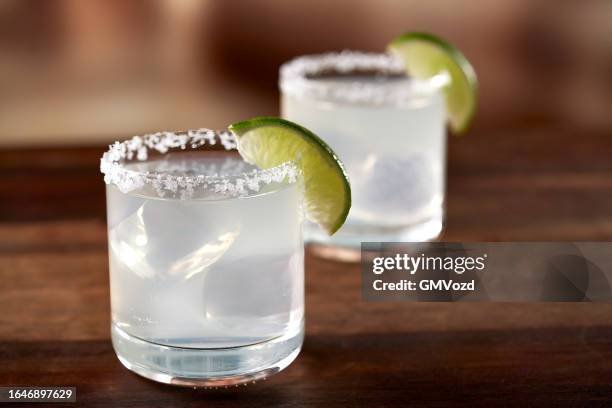 margarita with lime in rock glass - rock salt stockfoto's en -beelden