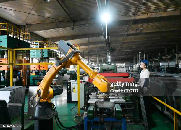 An intelligent robot quickly and accurately grabs the side panel of the refrigerator and orderly discharges it on the tooling car, September 6 Xuzhou...