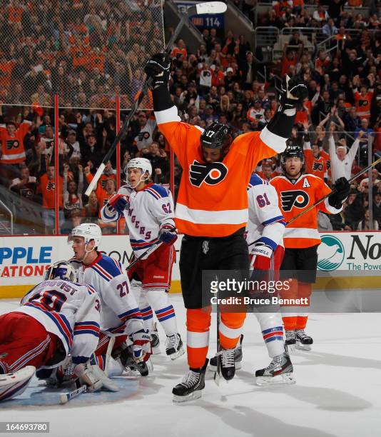 Wayne Simmonds of the Philadelphia Flyers celebrates his powerplay goal at 17:53 of the second period against the New York Rangers at the Wells Fargo...