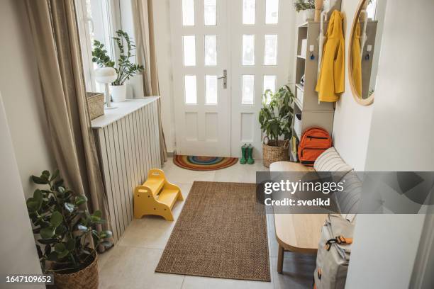 porte d’entrée d’une maison familiale. - hors doeuvre ou entrée photos et images de collection