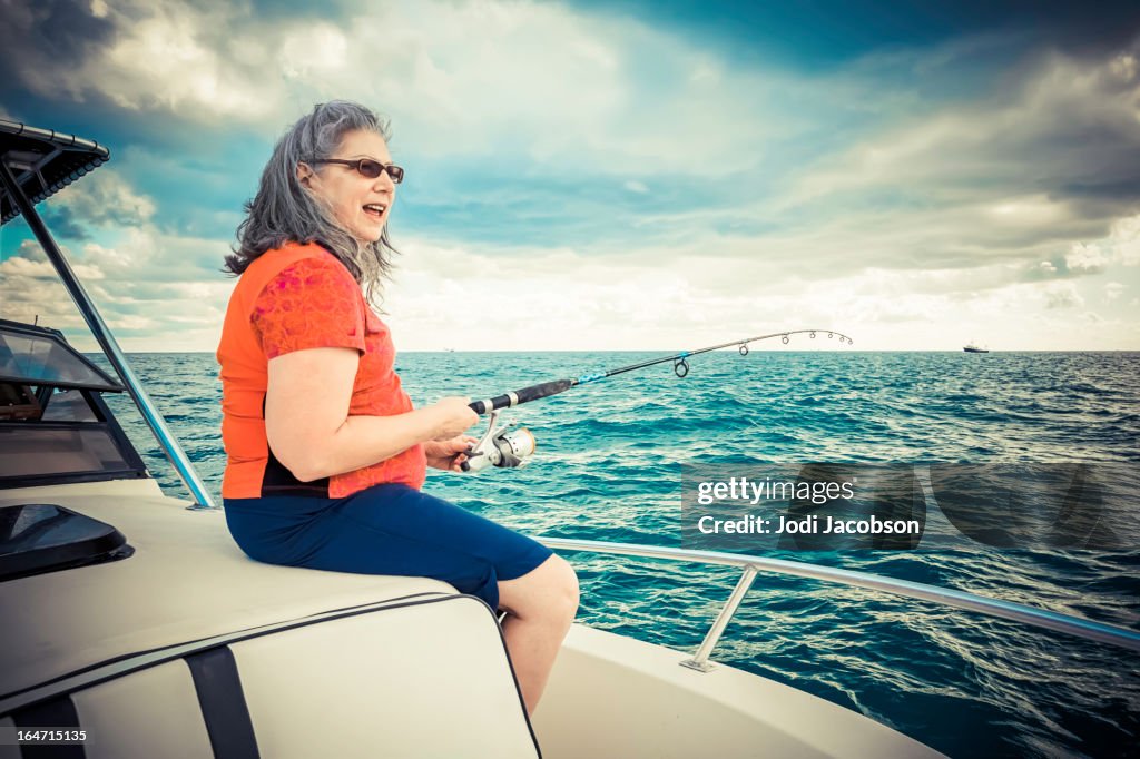 Mulher idosa Pesca