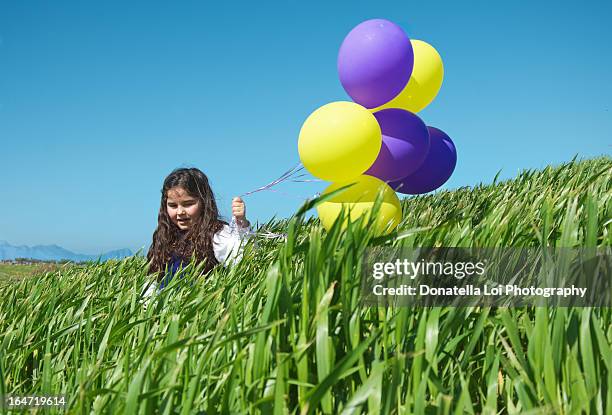 bambina con palloncini - palloncini stock pictures, royalty-free photos & images