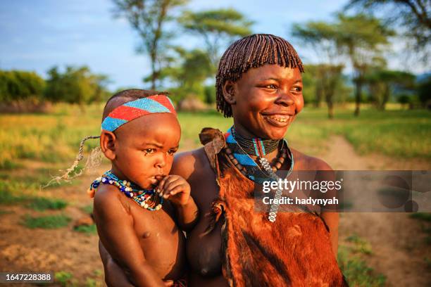 frau von samai tribe hält ihr baby, äthiopien, afrika - afrikanischer volksstamm stock-fotos und bilder
