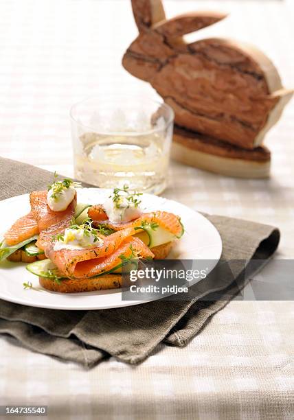 räucherlachs auf toast gekochte wachteln eier mit kresse - brunch stock-fotos und bilder