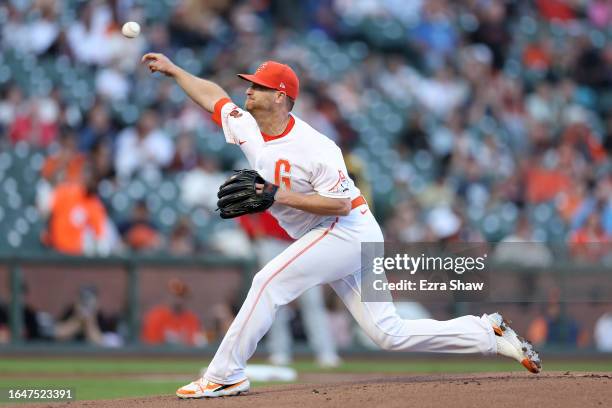 Alex Cobb of the San Francisco Giants pitches against the Cincinnati Reds in the first inning at Oracle Park on August 29, 2023 in San Francisco,...
