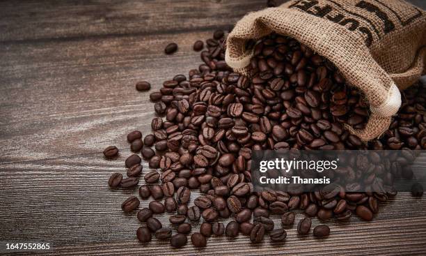 close-up of coffee beans - grain-de-café-vert photos et images de collection