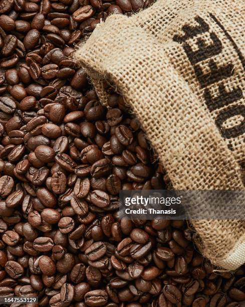 roasted coffee beans - capsule café stockfoto's en -beelden