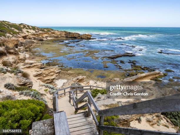 holztreppe zum strand - mornington peninsula stock-fotos und bilder