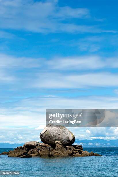 split apple rock, abel tasman national park, new zealand - abel tasman national park stock pictures, royalty-free photos & images