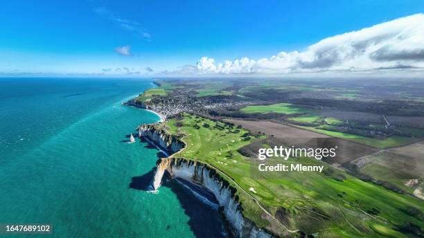 etretat francia normandía acantilados de tiza acantilados de etretat porte d'aval panorama - le havre fotografías e imágenes de stock