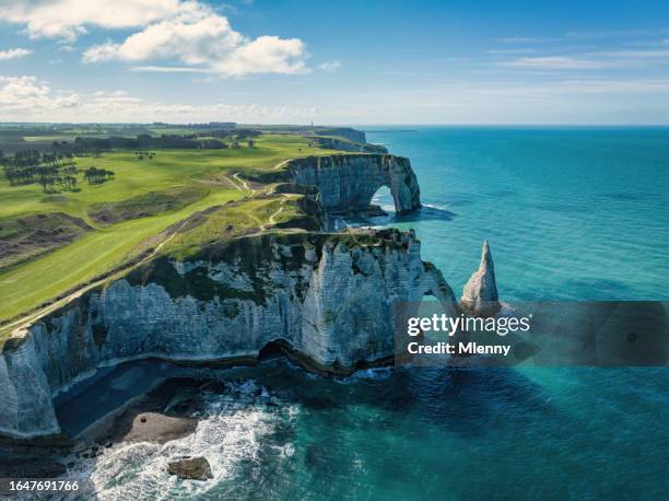 porte d'aval natural arch étretat france normandy chalk cliffs falaises d’étretat - falaise normandie stock pictures, royalty-free photos & images