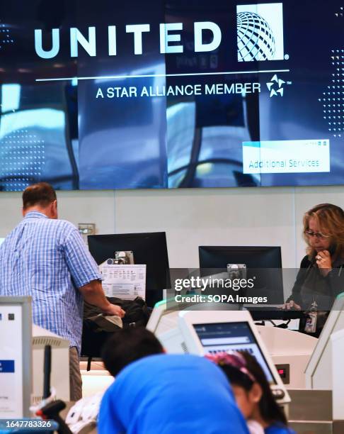 Universal Check In 748 Us United Airlines Check In Stock Photos, High-Res Pictures, and ...