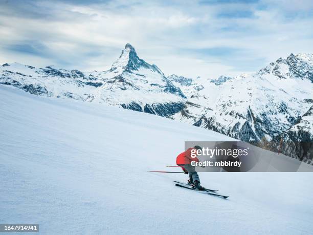 jovem esquiador esquiando na estação de esqui zermatt, suíça - esqui equipamento esportivo - fotografias e filmes do acervo