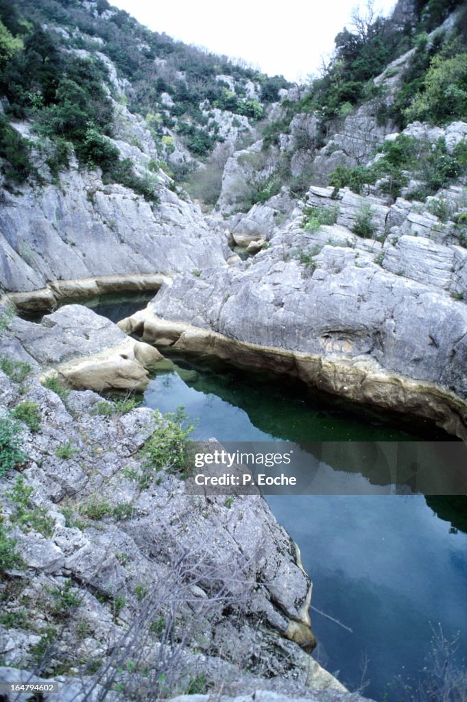 Arcs of the ravine is a narrow canyon