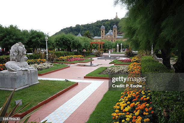 hall and park of san sebastian - san sebastián spanien stock-fotos und bilder