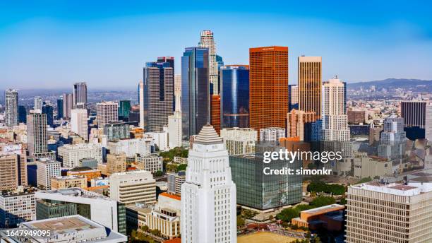 moderne bürogebäude  - los angeles city hall stock-fotos und bilder