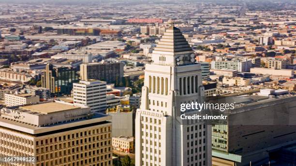 blick auf los angeles rathaus - luftverkehrseinrichtung stock-fotos und bilder