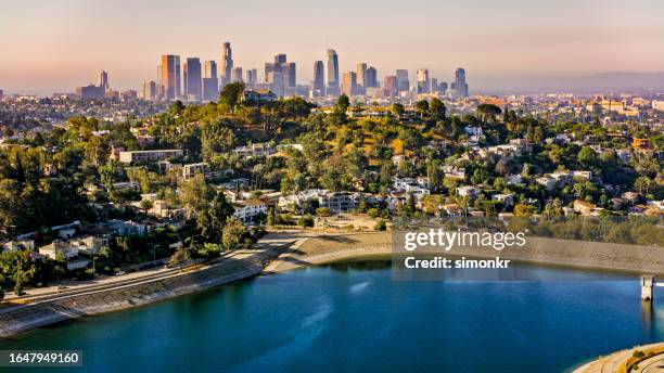 silver lake circondato dal quartiere - silver lake los angeles foto e immagini stock
