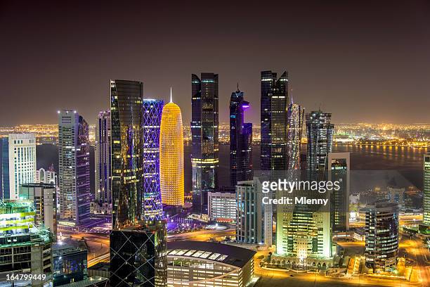 katar doha bei nacht - doha skyline stock-fotos und bilder