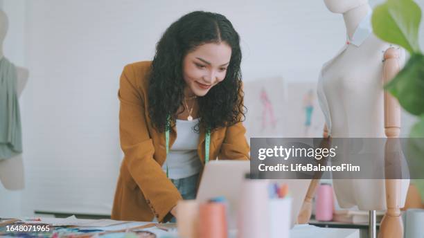 modeunternehmer. - modeatelier stock-fotos und bilder