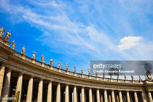 the colonnade at saint peters square. - st peter's square stock pictures, royalty-free photos & images