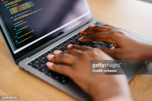jovem mulher programação em um laptop em casa - html - fotografias e filmes do acervo