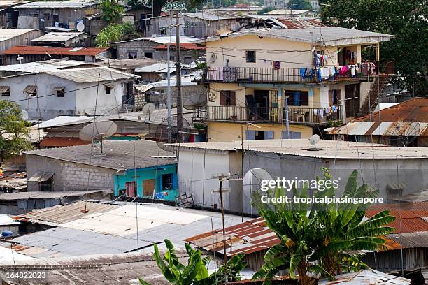 gabon, libreville, suburban housing. - libreville 個照片及圖片檔