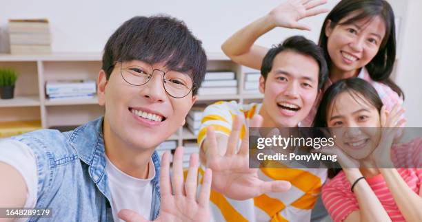 students take selfie in classroom - koreaanse etniciteit stockfoto's en -beelden
