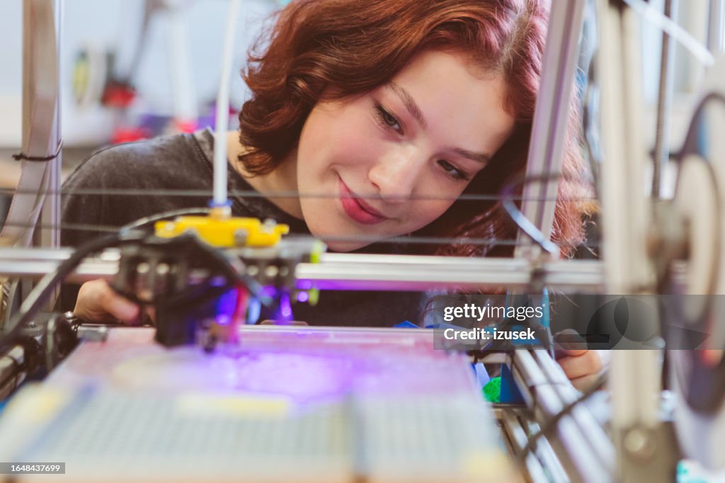 Gymnasiastin beobachtet 3D-Druck