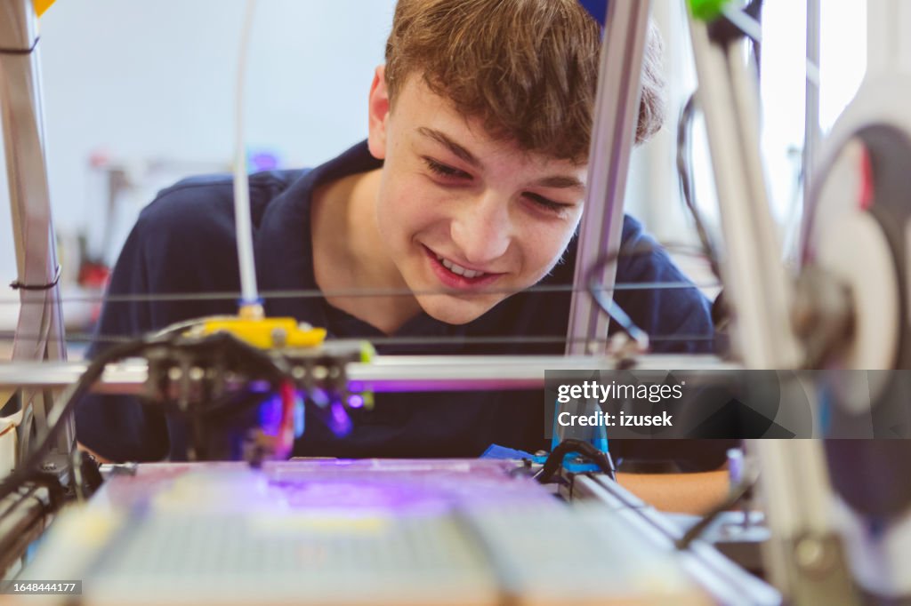 Gymnasiast beobachtet 3D-Druck