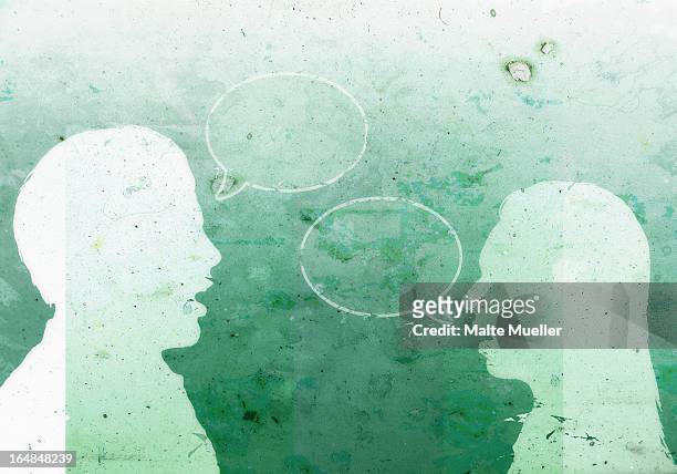 ilustrações, clipart, desenhos animados e ícones de a man with an empty speech bubble facing a woman with an empty speech bubble - cara a cara