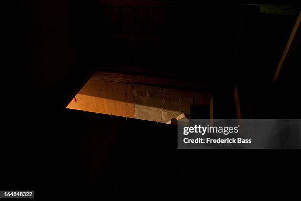 dark attic with light seen through door - trappen photos et images de collection