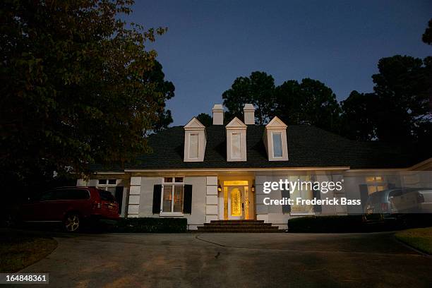 an illuminated house at night - columbia south carolina fotografías e imágenes de stock