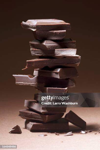 a stack of dark chocolate - zartbitterschokolade stock-fotos und bilder
