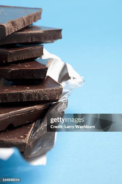 detail of a stack of dark chocolate - chocolate foil stock-fotos und bilder