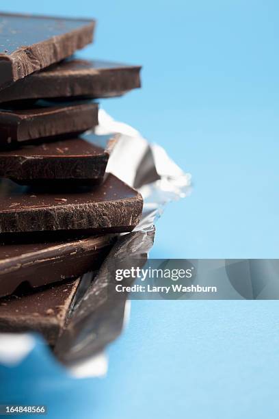 detail of a stack of dark chocolate - chocolate foil stock-fotos und bilder