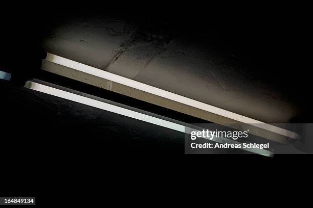 two tube lights surrounded by darkness - luce fluorescente foto e immagini stock