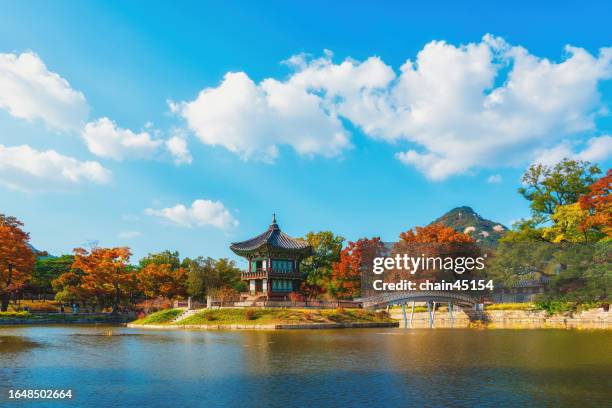 hyangwonjeong pavilion in gyeongbokgung palace in autumn, seoul, south korea. travel destination in asia. - séoul photos et images de collection