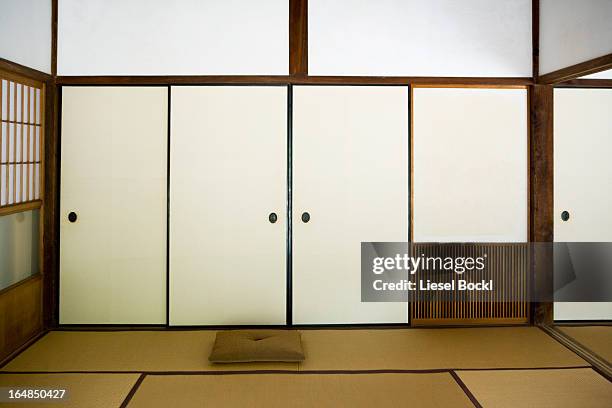 japanese room - shoji fotografías e imágenes de stock