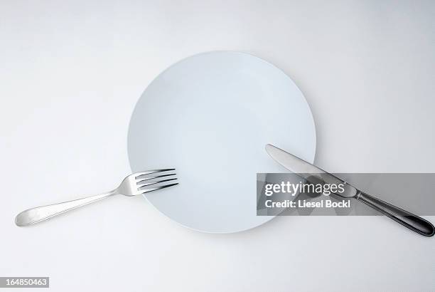 knife, fork and plate - forchetta foto e immagini stock